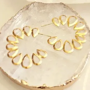brinco ouro argola texturizada com gotas vazadas
