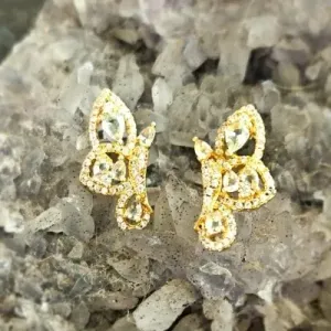 brinco ouro borboleta fechada cravejada cristais e zirconias