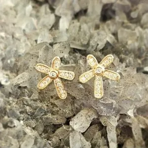 brinco ouro flor com pétalas finas de zircônias