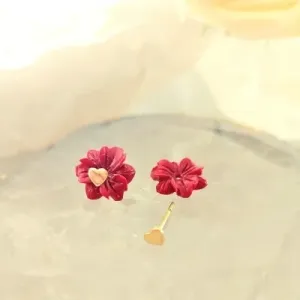 brinco ouro flor resina vermelha meio coração