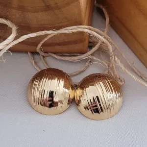 brinco ouro meia bola riscada