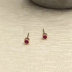 brinco ouro ponto de luz medio rosa com base em volta