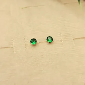 brinco ouro ponto de luz pequeno verde esmeralda