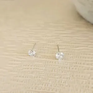 brinco prata ponto de luz cristal pequeno