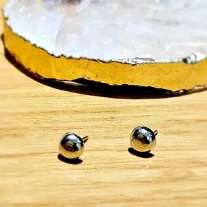 brinco ródio bolinha achatada tamanho 2