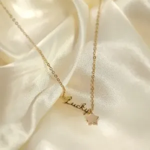 colar ouro escrita lucky e estrela pendurada