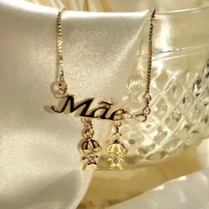 colar ouro escrito mãe infinito com dois meninos pendurados