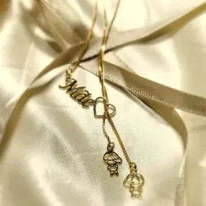 colar ouro filhos - mae gravatinha com 2 meninos pendurados