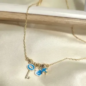 colar ouro pingentes esmaltados azul chave ave e coração