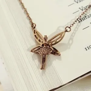 colar ouro rose fada com vestido de zieconias rose