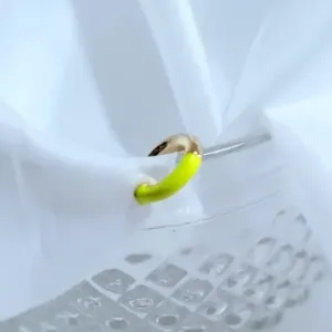 piercing ouro esmaltado neon amarelo