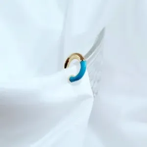 piercing ouro esmaltado neon azul