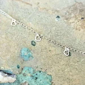 pulseira rodio com 5 mini corações lisos vazados