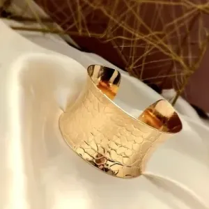 Pulseira bracelete ouro grosso detalhado