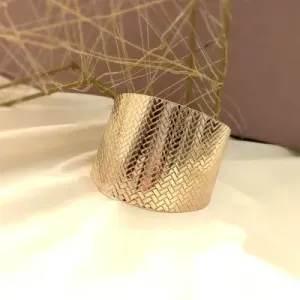Pulseira bracelete ouro grosso detalhado