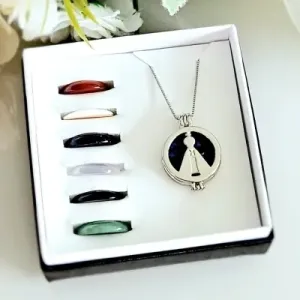 Colar rodio relicário nossa senhora com 7 pedras