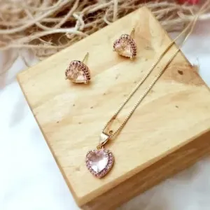 conjunto ouro coração e zirconias cravejadas rosas