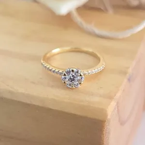 anel ouro solitário flor cravejada com aro cravejado