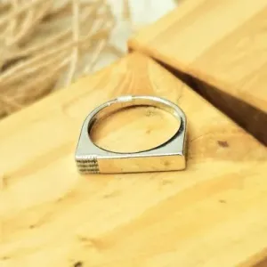 Anel rodio quadrado chapado liso com micro zirconia na ponta