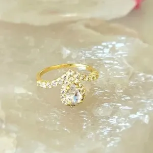 anel ouro fitele V zirconias meio gota volta zirconias