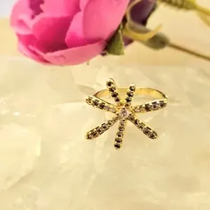 Anel ouro flor com pétalas finas de zircônias