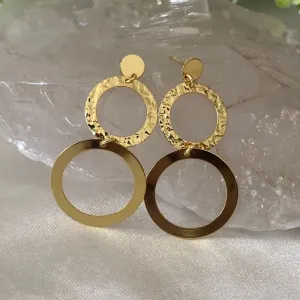 brinco ouro 1 circulo martelado e 1 circulo liso pendurado