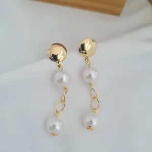 brinco ouro bola chapada com 2 perolas penduradas