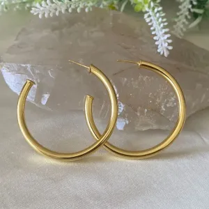 brinco ouro meia argola tubo fino riscado 6,5cm