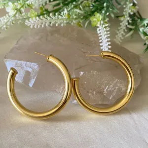 brinco ouro meia argola tubo liso 5cm