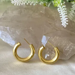 brinco ouro meia argola tubo riscado 2,5cm
