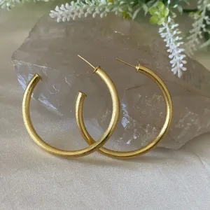 brinco ouro meia argola tubo riscado 5cm