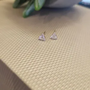 brinco ouro ponto de luz triangulo cristal