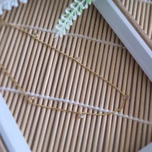 colar ouro com pontos de luz cristal