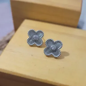 brinco rodio van cleef com ponto de luz no meio