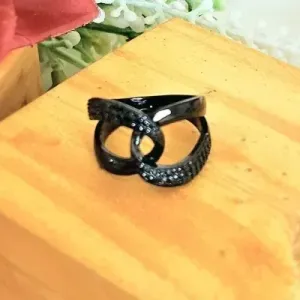 anel rodio negro X cravejado com nó meio
