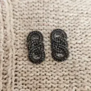 brinco ródio negro círculos entrelaçados zircônias negras