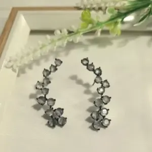 brinco ródio negro ear cuff curvo bolinhas cristal cinza