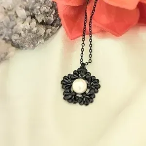colar rodio negro flor com pérola no meio