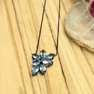 colar rodio negro forma flor navetes e gotas cristais azuis