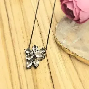 colar rodio negro forma flor navetes e gotas cristais rosa