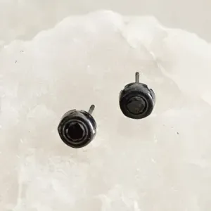 brinco rodio negro bola meio bolinha preta