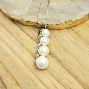 colar ródio com 4 pérolas decrescente na vertical