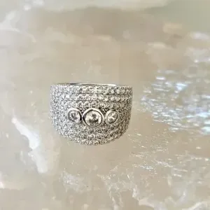 anel rodio 6 filas zirconias centro 3 circulos cristal