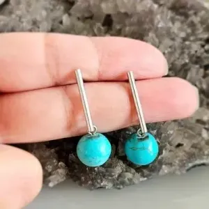 brinco rodio canuto pendurado com bolinha de howlita