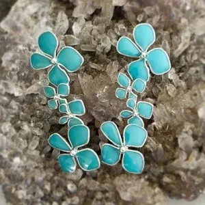 brinco ródio longo flores esmaltado azul