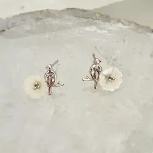 brinco ródio passarinho cristal com flor madrepérola