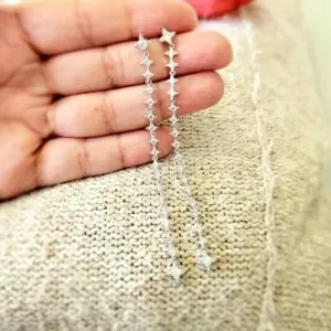 brinco rodio pendulo longo de estrelas de zirconias