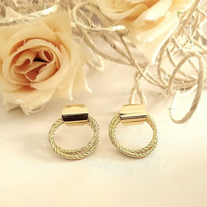 brinco ouro 2 círculos com aros torcidos
