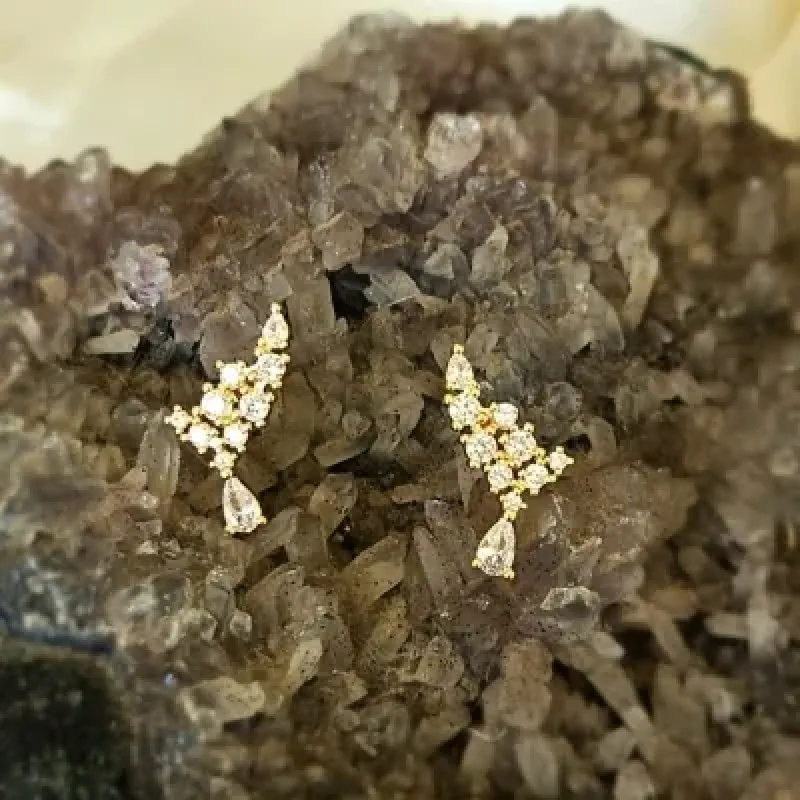 brinco ouro 9 cristais menores e 1 maior pendurado