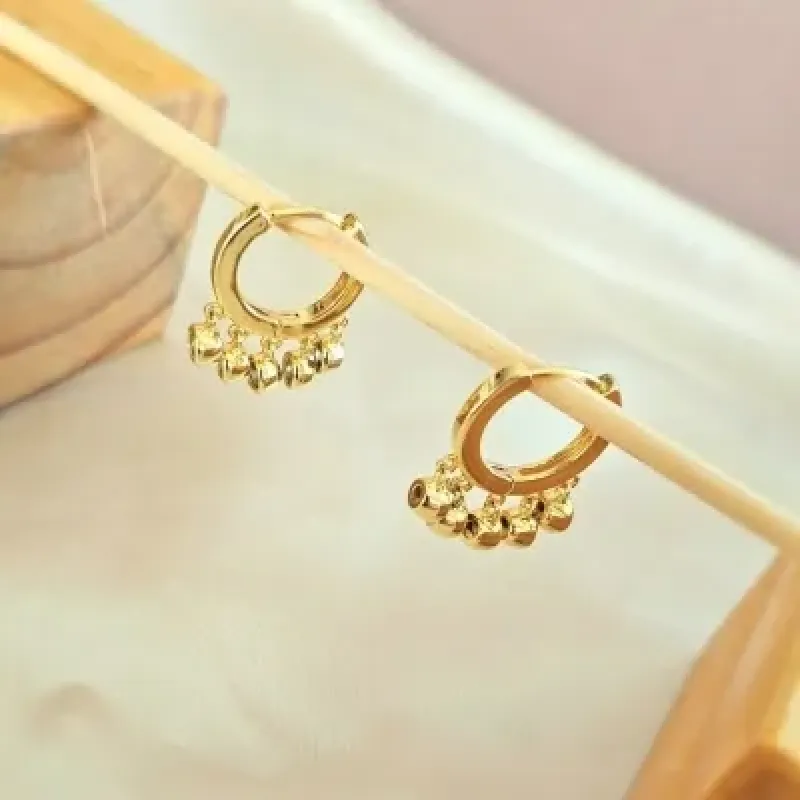 Brinco ouro argola com 5 pontos de luz cristais pendurados